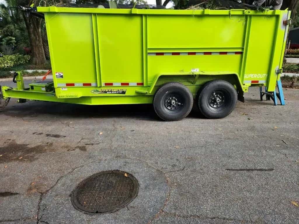 Tráiler contenedor estacionado en entrada residencial