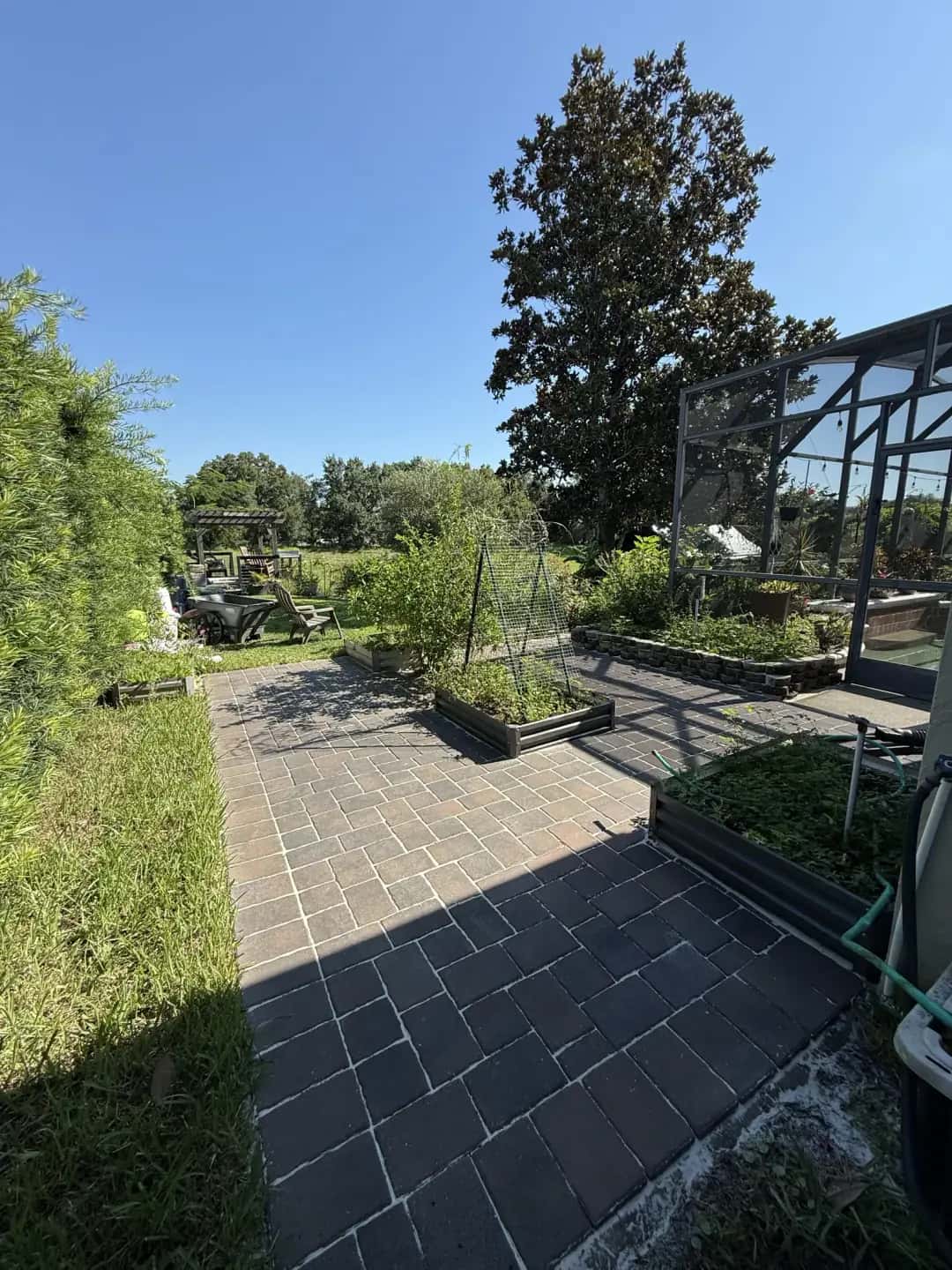 Patio de Adoquines con Jardineras