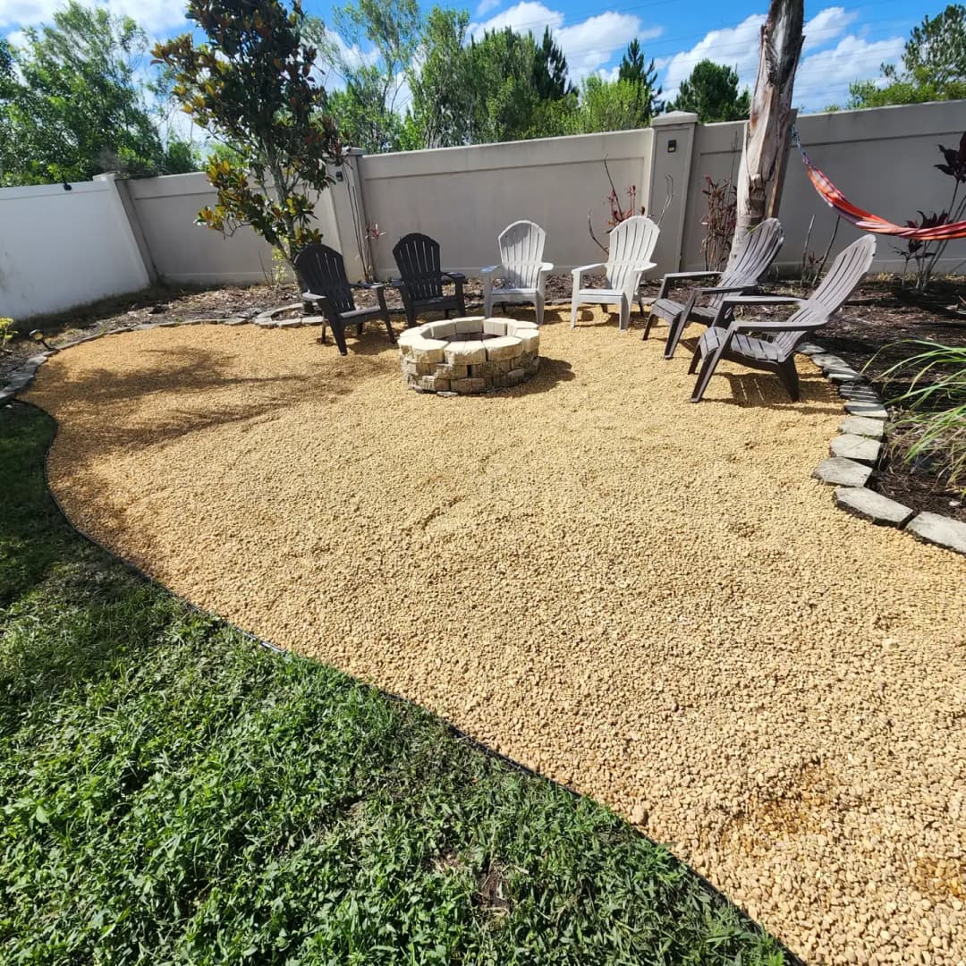 Patio residencial personalizado con césped y adoquines